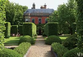 An extensive article explaining the different types of houses by building type. 52 Beautifully Landscaped Home Gardens Architectural Digest