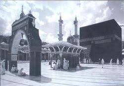 كما أنه قبل الهجرة النبوية كذلك، الرسول نفسه كان يصلي في الكعبة وكانت لا تزال فيها الأصنام التي لم يتم إزالتها من الكعبة إلا يوم الفتح. Ù…Ù‚Ø§Ù… Ø¥Ø¨Ø±Ø§Ù‡ÙŠÙ… ÙˆÙŠÙƒÙŠ Ø´ÙŠØ¹Ø©