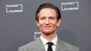 After obtaining his bachelor degree, he studied acting at the american academy of dramatic arts in new york. August Wittgenstein Privat Verliebt Verlobt Verheiratet So Lebt Der Ku Damm 63 Star News De