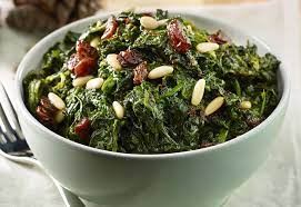 A questo punto aggiungete gli spinaci e saltate. Spinaci Piccanti Con Pinoli E Uvetta Casa Di Vita