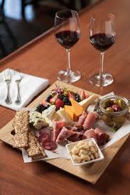 Farmhouse Cheese Charcuterie Board Appetizers Board Charcuterie Cheese Drink Farmh Recettes De Cuisine Cuisine Et Boissons Nourriture