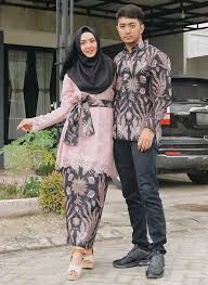 Baju couple muslim bertiga family.untuk melihat informasi model baju couple muslim family kombinasi lebih lanjut. 20 Inspirasi Baju Couple Muslim Yang Serasi Abis Hai Gadis
