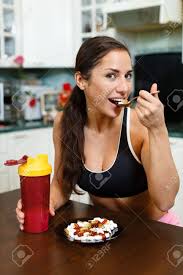 Le Sport Jeune Femme Avec Un Cocktail De Proteines Dans Un Shaker Et La Plaque Avec Des Supplements Nutritionnels Se Trouve Dans La Cuisine De La Maison La Nutrition Sportive Banque D Images