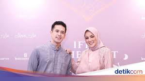 Kalau menurut kamu, bagaimana seragam. Inspirasi Tampil Kompak Dengan Seragam Di Hari Lebaran Ala Keluarga Artis