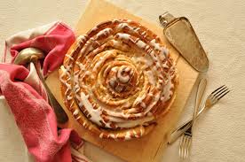 Süße teigschnecken mit leckerer zimtfüllung. Zimtrollen Kuchen Rezept Fur Eine Riesenzimtschnecke