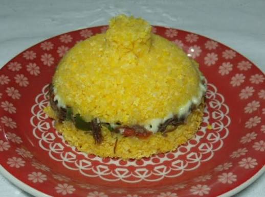 Cuscuz com carne de sol e queijo