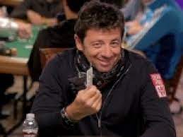 Qu'importe, patrick bruel est aussi celui par qui la fièvre du poker a contaminé l'hexagone en 2004, lorsque lui et son compère de l'époque denis balbir ont pu faire découvrir à des millions de télespectateurs sur canal+ ce qu'était un grand tournoi de poker, le world poker tour. Dans La Tete D Un Pro Patrick Bruel Aux Wsop Ep3