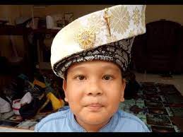 Dia akan duduk di depan cermin sambil meletakkan kain batik atau kain songket di kepala. Tutorial Membuat Tanjak Kreasi Dendam Tak Sudah How To Make A Malay Headdress Called Tanjak Youtube