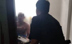 Tutup suis lampu apabila keluar dari bilik atau tandas. Tergamaknya Bengang Disuruh Tutup Suis Lampu Anak Libas Ibu Dengan Pisau Gempak