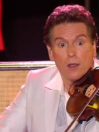 📻 STRAUSS RADIO.. One of the orchestra members takes the lead and changes  the music... 😲 WATCH WHAT HAPPENS NEXT! #StraussRadio #JohannStrauss  #TheMaestro #TheEuropeanPopOrchestra #Humor