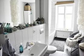 Schon Eingerichtetes Badezimmer In Weiss Mit Grossem Fenster Gemutlichem Sessel Mit Felldecke Und Grauen Dekoele Schone Badezimmer Gemutlicher Sessel Badezimmer