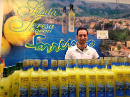 La ricetta base per la preparazione del limoncello di sorrento si basa sull'uso di pochi ingredienti semplici e naturali: Limoncello Di Sorrento Igp Ingredienti Preparazione Trucchi