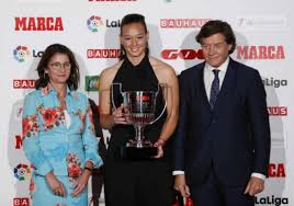 En una votación abierta en el sitio de la uefa, la capitana de la selección chilena femenina christiane endler, fue nominada por el ente rector europeo para ser parte del equipo ideal del 2020. Tiane Endler Recibio El Premio Zamora A Mejor Arquera De La Liga