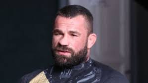 Nebezpečný manévr kapitána? Potopení luxusní lodi jeden muž nepřežil, další  bojují o život