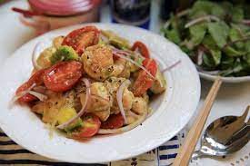 蘿潔塔的廚房 涼拌雞胸肉水果沙拉夏天吃飯不流汗 這就是涼拌菜的魅力 這道涼拌菜 可以當成前菜 也可以當成正餐吃 蔬菜 水果 蛋白質 一次享受到 雞胸肉建議選擇雞里肌 簡單鹽巴 黑胡椒調味 就非常的好吃囉 不喜歡酪梨的朋友 可以將水果替換成喜歡的水