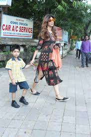 Shilpa shetty 39 s son viaan touches shiamak davar 39 s feet amp shows him love amp respect at his d. Shilpa Shetty With Son Viaan At Juhu Photos Filmibeat
