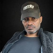 Mitch Pyle's Instagram, Twitter & Facebook