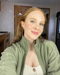 Natalie Farrow's Instagram, Twitter & Facebook