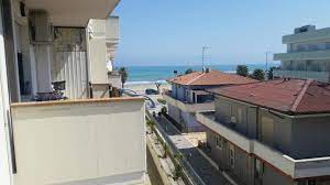 Roseto degli abruzzi proponiamo in vendita appartamento con ingresso autonomo posto al piano terra rialzato composto da ingresso soggiorno, cucina, 3 camere da letto, doppi servizi e balconi, oltre a cantina, giardino, n. Appartamento In Vendita A Roseto Rif 712