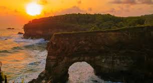 Lokasi pantai goa karang bolong kebumen terletak di kecamatan buayan, kabupaten kebumen, jawa tengah. Pantai Karang Bolong Pacitan Htm Rute Foto Ulasan Pengunjung
