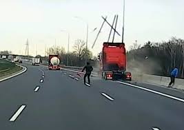 Tragiczny wypadek na trasie s8 w kobyłce pod warszawą. Wypadek Na S8 Na Obwodnicy Marek Ciagnik Siodlowy Staranowal Dostawczaka Jest Film Z Momentu Wypadku Wideo Kurier Poranny