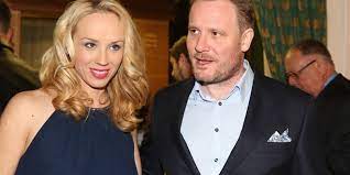 Tenhle alespoň zpočátku vykazuje jisté naděje, že by to mohlo být jiné. Herecka Petra Hrebickova Je Pry Podruhe Tehotna Maminka Cz