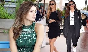 Isabeli fontana's instagram live stream from may 14th 2020. Isabeli Fontana Opts For Daytime Chic In A Stylish Green Dress Daily Mail Online