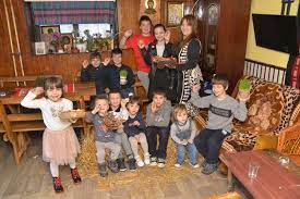 Maja kovačević (39) iz kraljeva proslaviće ove godine prvi uskrs bez supruga radiše, koji je preminuo pre dva meseca, a s kojim je u braku provela pune dve decenije. Knjizevnica Maja Kovacevic Zelja Mi Je Da Velike Porodice Ne Budu Skrajnute