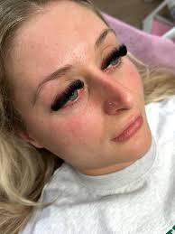 Are there any lash artists in Newark?