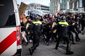 France 24 n'est pas responsable des contenus provenant de sites internet externes. Covid 19 Aux Pays Bas Heurts Dans Plusieurs Villes Lors De Manifestations Contre Le Couvre Feu La Presse