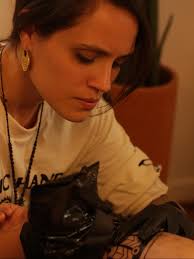 Lele bem plena com as costas recém tatuadas na foto. Projeto em andamento.  Tem alguma ideia de tattoo grande? Me manda uma DM! Assim já vamos  ensaiando esse encontro ✨ Os orçamentos