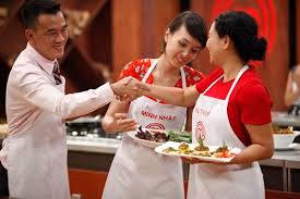 Tuy góc máy xa hơn nhưng khán giả vẫn có thể nhìn rõ động tác chặt của cô. Khanh PhÆ°Æ¡ng Thanh Thi Sinh Bá»‹ Ghet Nháº¥t Vua Ä'áº§u Báº¿p