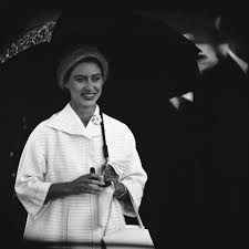 وأصبحت مارغريت كينان، البالغة 90 عاماً، في مستشفى بكوفنتري وسط إنجلترا، أول سيدة في العالم تتلقى اللقاح الذي طوّره تحالف المختبرين الأمريكي والألماني بعد قرابة أسبوع. ÙƒÙŠÙ Ø£Ù„Ù‡Ù…Øª Ø§Ù„Ø£Ù…ÙŠØ±Ø© Ù…Ø§Ø±Ø¬Ø±ÙŠØª ØªÙˆÙ‚Ø¹Ø§Øª Ø§Ù„Ø£Ø¨Ø±Ø§Ø¬ Ø§Ù„Ø´Ù…Ø³ÙŠØ© Popsugar Celebrity And Entertainment