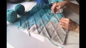 Die quadrate werden dann alle zur decke zusammen genäht. Patchworkdecke Stricken Wie Ich Maschen Aus Zwei Kanten Herausstricke Quadrat Nr 20 Youtube