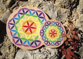 fleur de vie multicolore chakras 13cm gouttes d or ou blanches artisanale en bois etsy decorative plates decor coloriage ara pacis