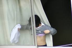 誰が撮ったのかやばすぎる…女子高生が教室で着替えてる様子がまる見え覗きエロ画像