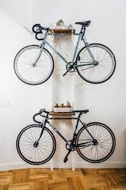Hi zusammen, ich habe des öfteren schon fahrradständer gesehen die man in die wohnung stellen kann, sein fahrrad einhängt und dann damit in der wohung rad fahren kann. Diy Fahrradstander Fur Zwei Apartment Therapy Reader Projektanleitungen Aufbewahrung Selbstgemacht Fahrradabstellraum Diy Fahrradtrager