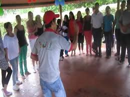 Si vais a organizar una fiesta con niños en edad preescolar es preferible mantenerlos entretenidos con alguna actividad en grupo. Dinamica De Rompe Hielo Para Adultos Manzana Pera Youtube