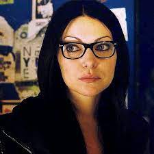 Laura prepon as alex the glasses were a dead giveaway that alex is me, so i immediately recognised it in the commercial. 17 Alex Vause Ideas Alex Vause Laura Prepon Alex And Piper