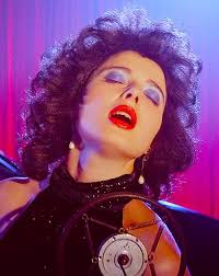 Bellissimi arrangiamenti, grande fascino dell'interprete. Pin Su Cinema