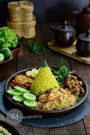 Nasi Kuning Dalam Tradisi Indonesia Melambangkan Emas Yang Bermakna Kekayaan Nasi Kuning Yang Sering Dibentuk Segitig Fotografi Makanan Foto Makanan Makanan