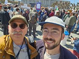 Look who Photojournalism Prof. Ken Light ran into covering the #handsoff  protest in San Francisco...Max Harrison-Caldwell ('24) reporting for  @sfstandard! #ucberkeleyalumni #journalists #onlocation