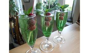 Für einen erfrischenden und süßen sommer. Aperitif Zum Anstossen Und Feiern Chefkoch De