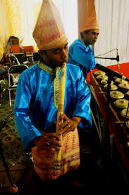 Alat musik tradisional khas minangkabau ini terbuat dari bahan bambu tipis atau talang. Suling Melankolis Pengiring Syair Puitis Indonesia Kaya