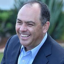 Vivimos tiempos donde debemos escucharnos más y gritarnos menos: Marco  Quezada