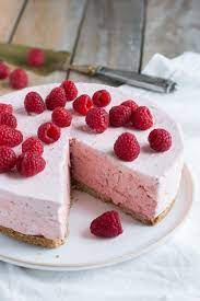 Le Gateau Nuage De Fraises La Recette Express Qui Va Embellir L Ete Recette Avec Des Fraises Gateaux Et Desserts Gateau Fraise