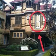 Construction began in 1884, and didn't stop for 38 years. Winchester House Door To Nowhere Maison Hebergement Insolite Winchester