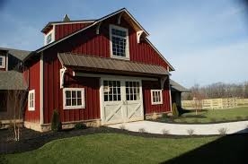 C Est Une Ecurie Mais La Finition Ressemble Bcp A Ce Que Sera Celle De La Maison Une Fois Completee Timber Frame Barn Barn Renovation Timber House