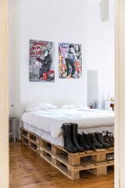 Zudem zeigen wir dir in form von diy anleitungen und upcycling deko ideen, wie du aus weinkisten und obstkisten tische, regale und möbel selber bauen kannst. Palettenbett Selber Bauen Tipps Ideen Fur Palettenbetten