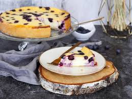 Seine unglaubliche cremigkeit bekommt der kuchen durch viiieel schmand und butter, die ich etwas reduziert habe. Heidelbeer Schmand Kuchen Loui Bakery